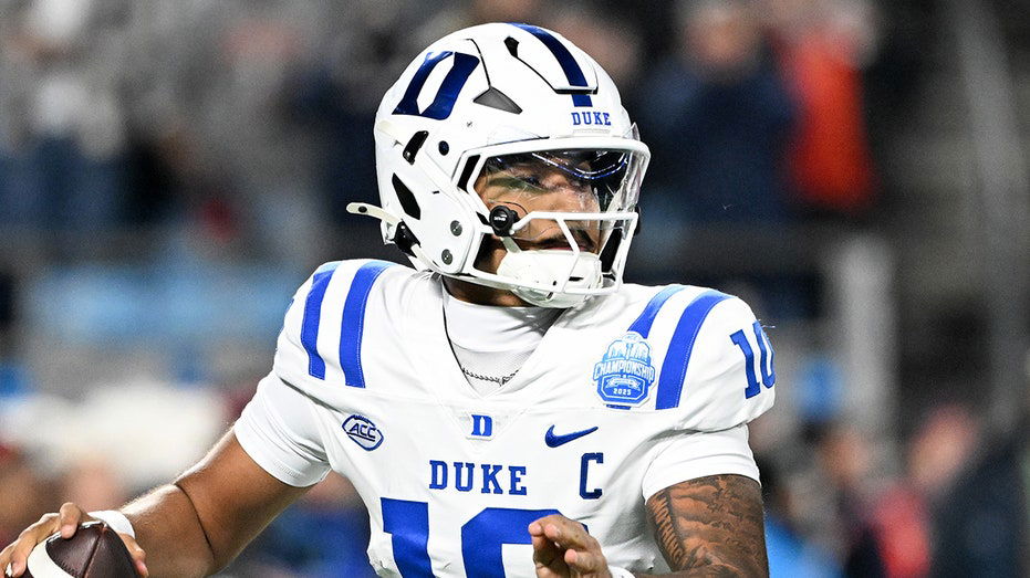 Duke star quarterback reverses decision to stay at school, enters transfer portal hours before deadline