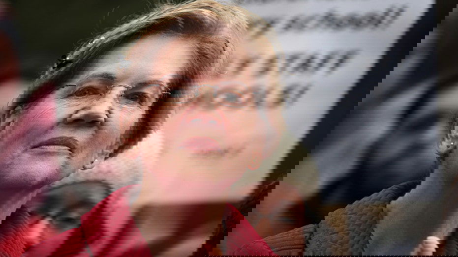 Elizabeth Warren gives mocking gesture while helping to block bill keeping males out of women's sports