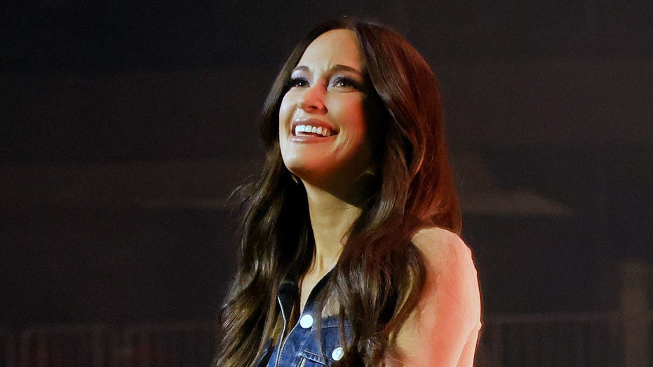 Kacey Musgraves curses at fan who 'kind of ruined' concert after grabbing her during Tampa show