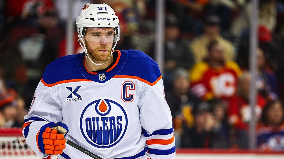 Oilers fan throws rotisserie chicken on ice in loss to Anaheim