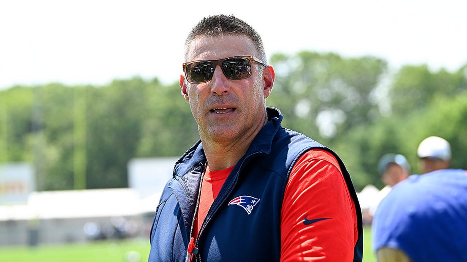 Patriots' Mike Vrabel calls out those who abuse handicap parking in Starbucks lot: 'I'd slash their tires'