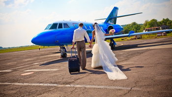 Pilot marries Vegas-bound couple mid-flight as 178 passengers become wedding guests