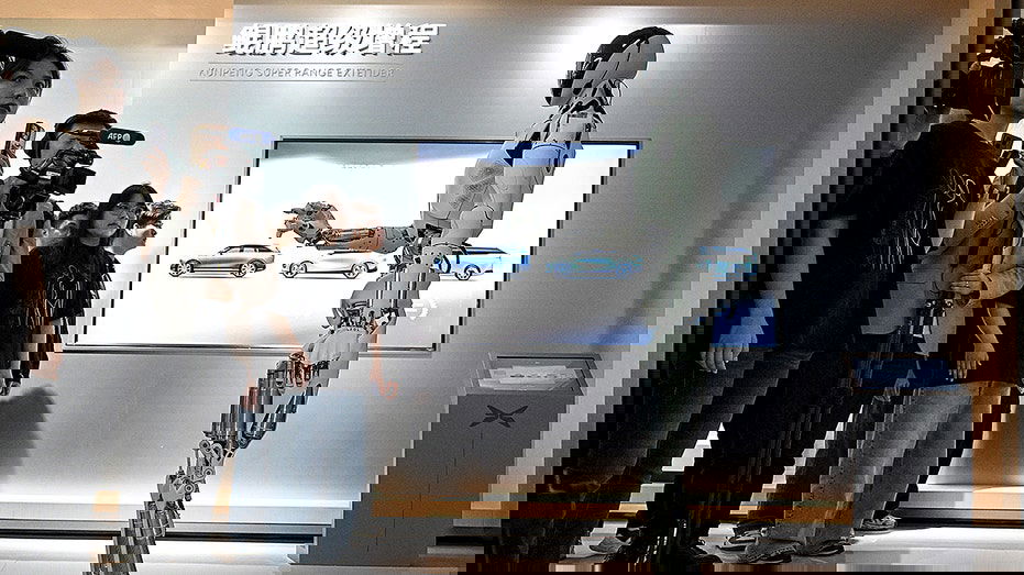 Robot stuns crowd after shocking onstage reveal