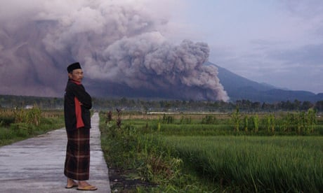 Semeru volcano: 2,000 evacuated as Indonesia issues highest warning