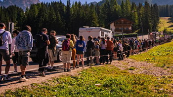 Thousands swarm stunning mountain escape as selfie tourism backlash erupts online