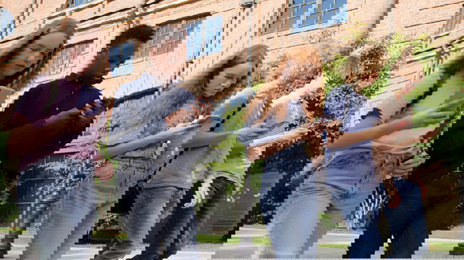 Why parents may want to delay smartphones for kids