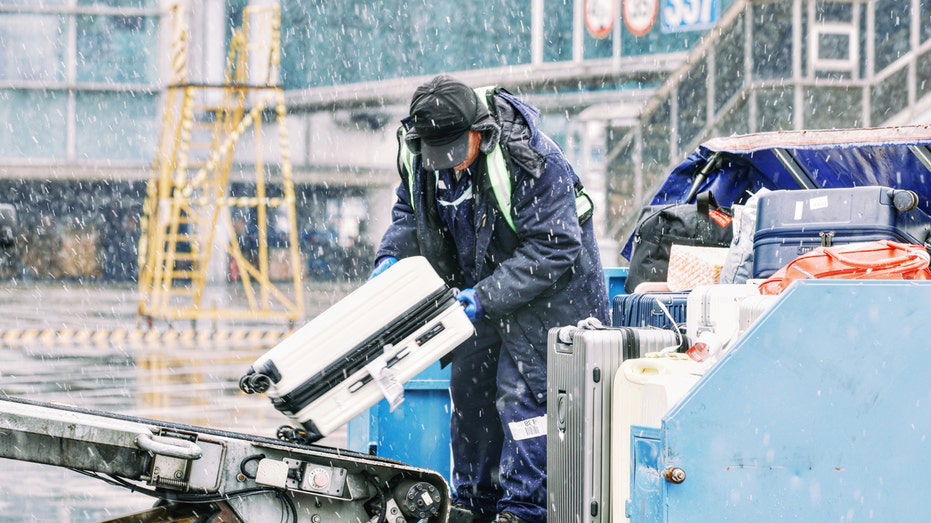 Winter Storm Fern chaos grips travelers as some airlines issue airport advisories